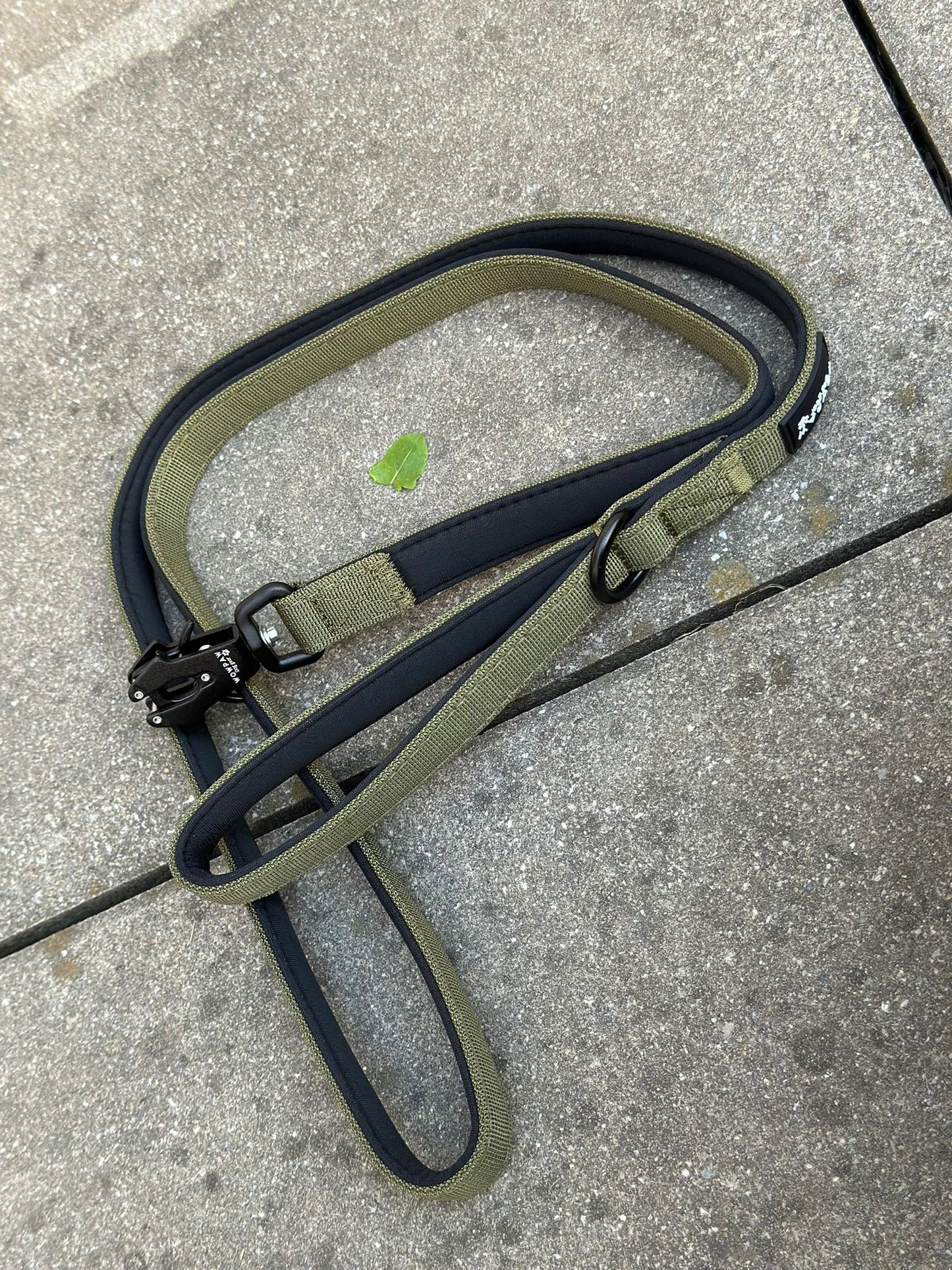 Taktische Hundeleine ULTRA LIGHT XXS Army Green – 1,5 m mit Mini-Froschkarabiner