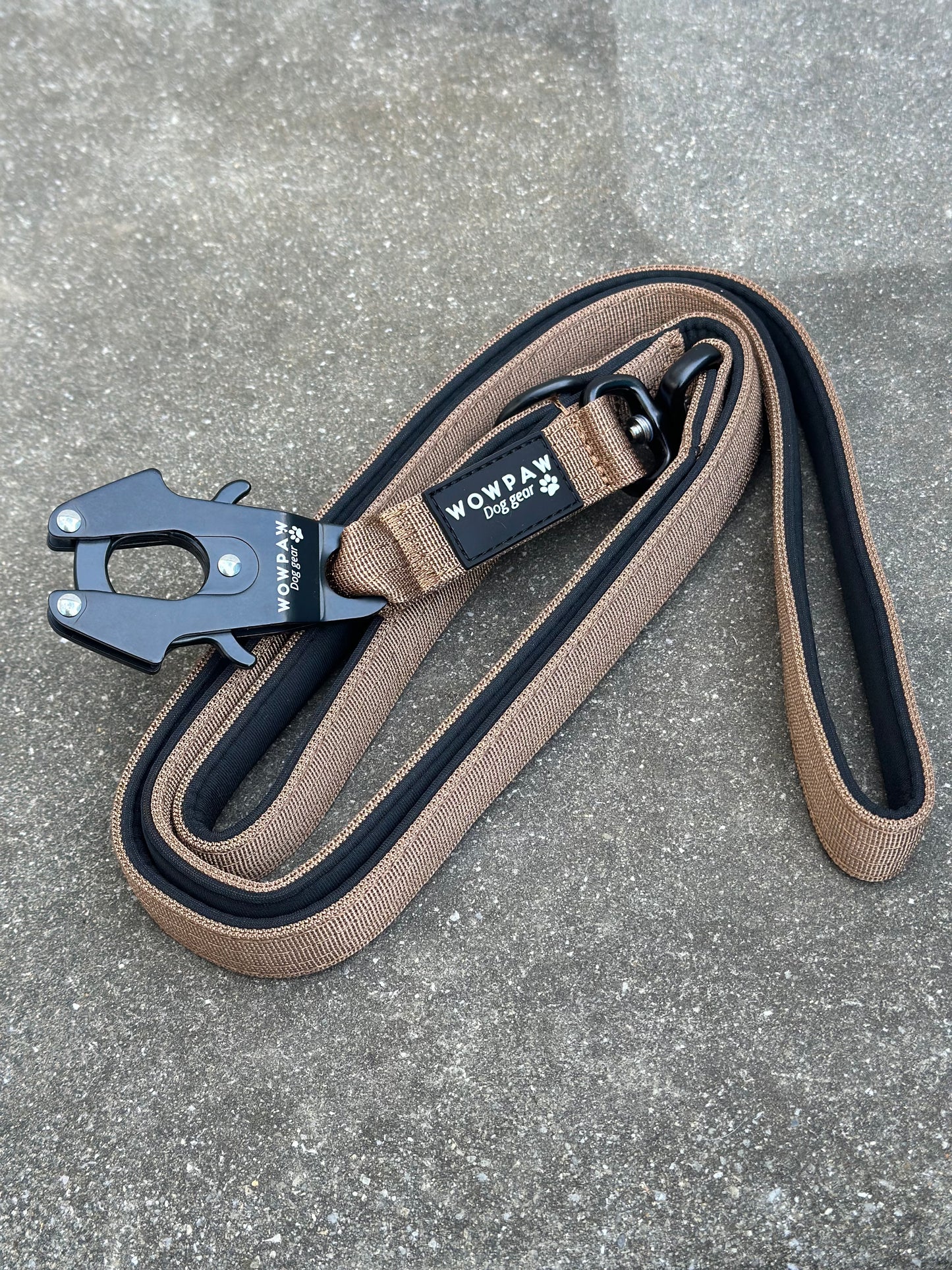 Smycz taktyczna dla psa z karabińczykiem żabką, obrotowa 360°, długość 1,8 m, brązowa