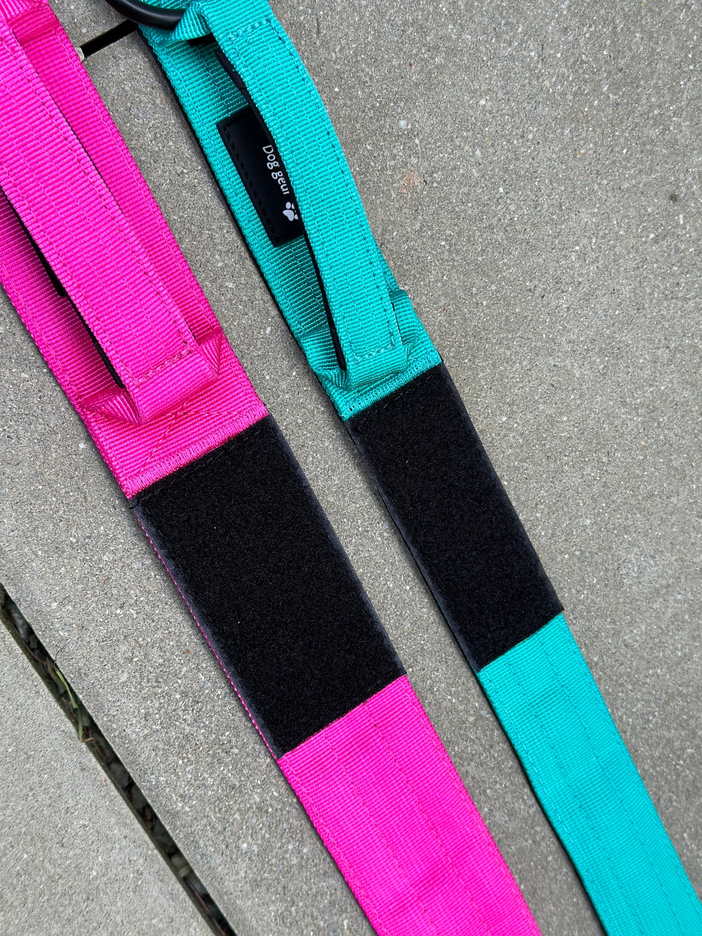 Naszywka taktyczna na kołnierz z uchwytem w kolorze magenty