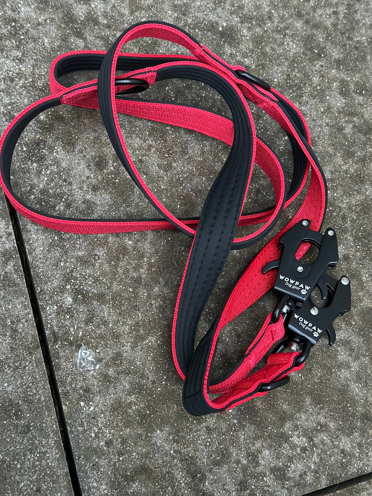 Taktyczna smycz dla psa z karabińczykiem w kształcie żaby, obrotowa o 360°, długość 2m, regulowana, czerwona