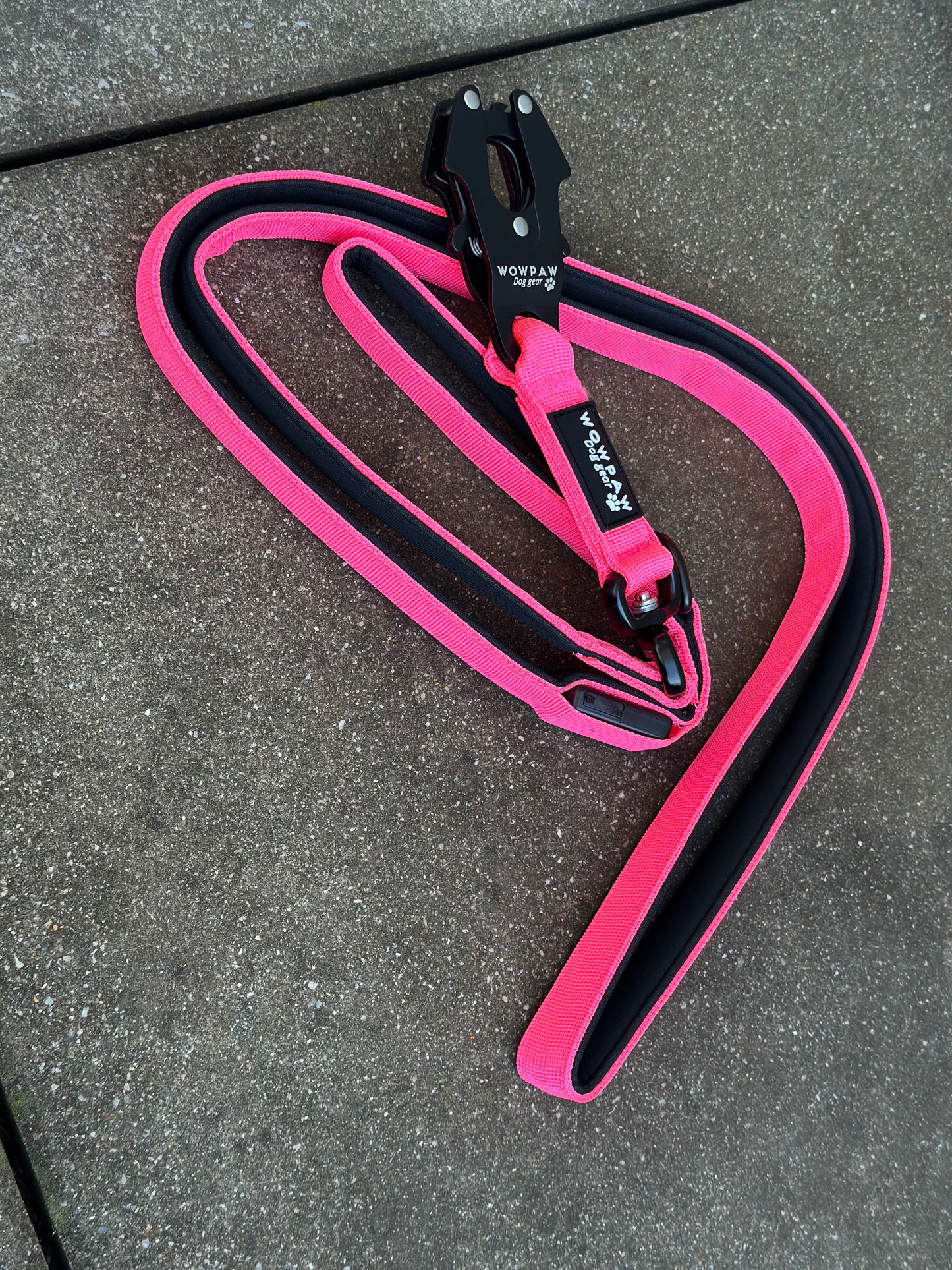 Taktyczna smycz dla psa z diodą LED, długość 1,8m neonowy róż