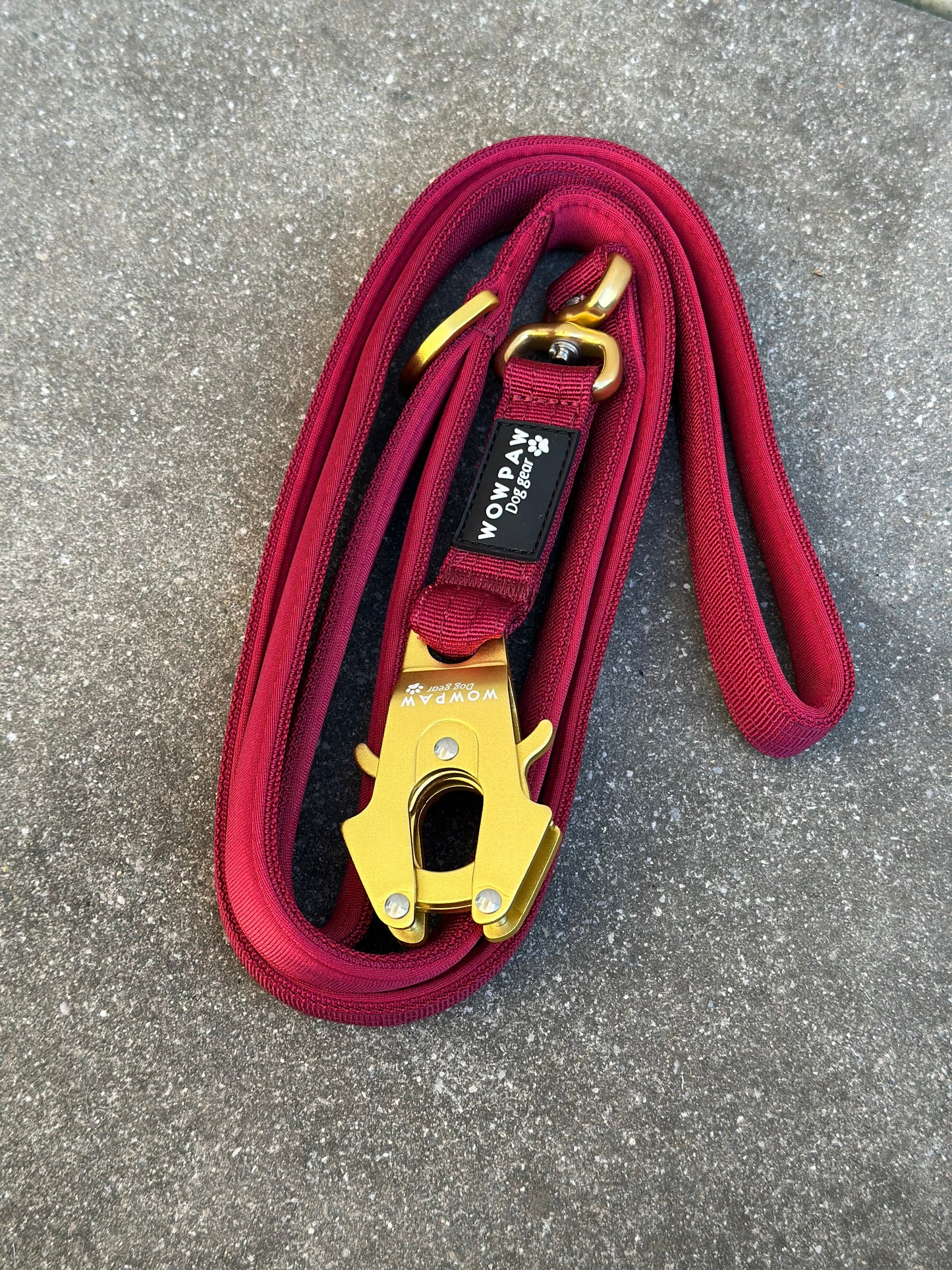 Taktyczna smycz dla psa Burgundy Edition obracana o 360°, długość 1,8 m