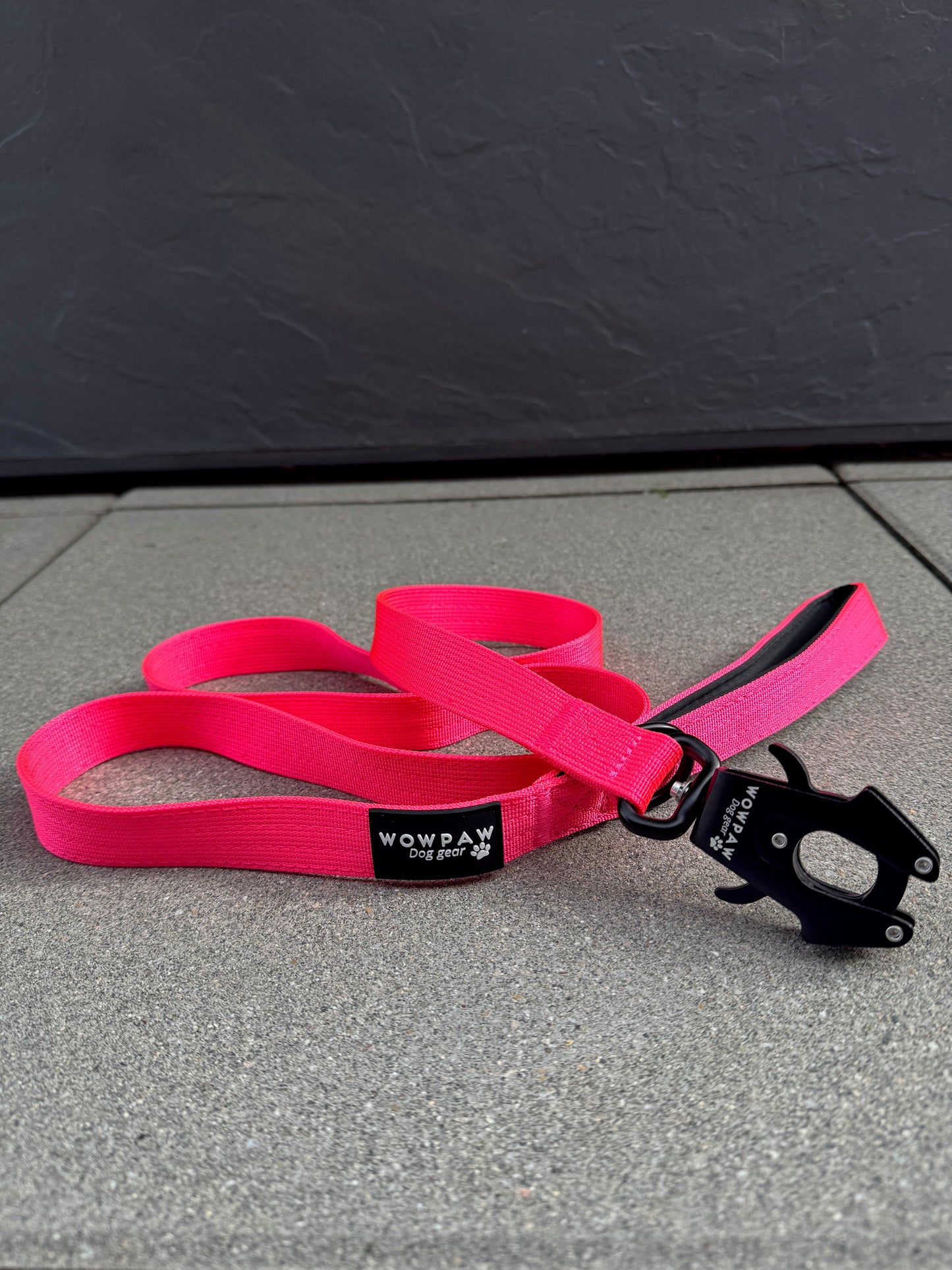 Taktische Hundeleine mit Froschkarabiner Länge 1,5m Neonpink
