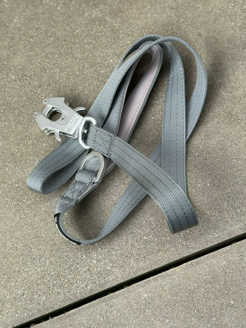 Taktyczna smycz dla psa z karabińczykiem żaba, obracana o 360°, długość 1,8 m, bordowa