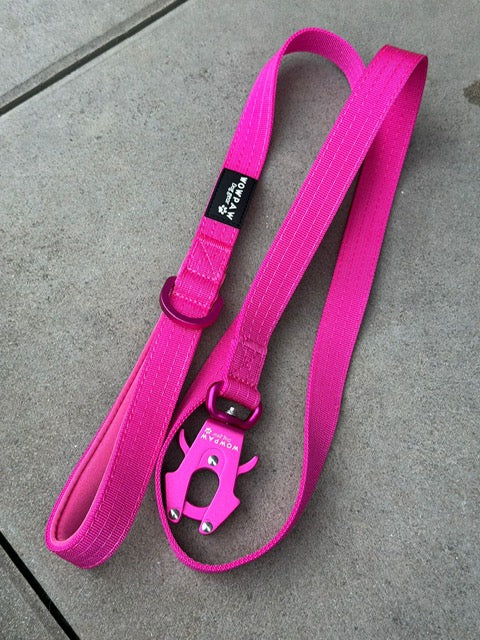 Taktyczna smycz dla psa z karabińczykiem żaba, obracana o 360°, długość 1,8 m, bordowa