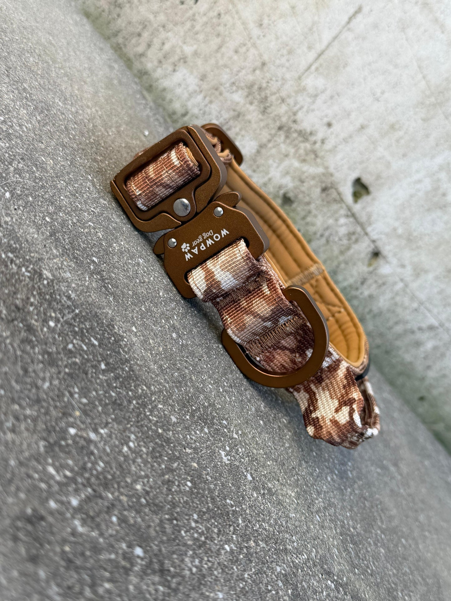 Hochwertiges taktisches Hundehalsband XS 2,5cm Braun Camo Edition mit Griff